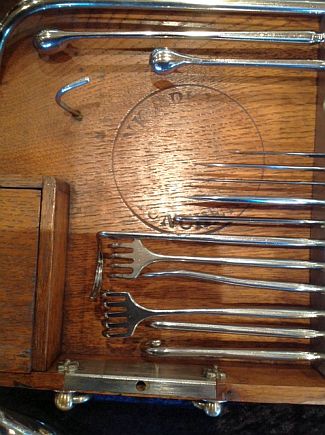 alte medizinische Instrumente - altes chirurgisches Reisebesteck