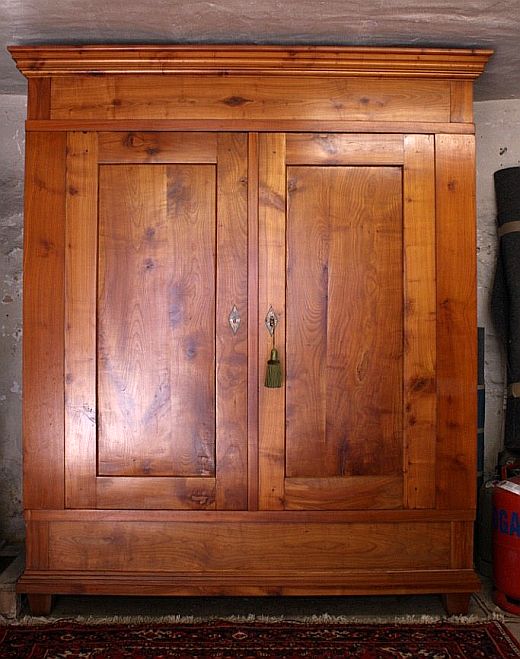 Kirschbaumschrank